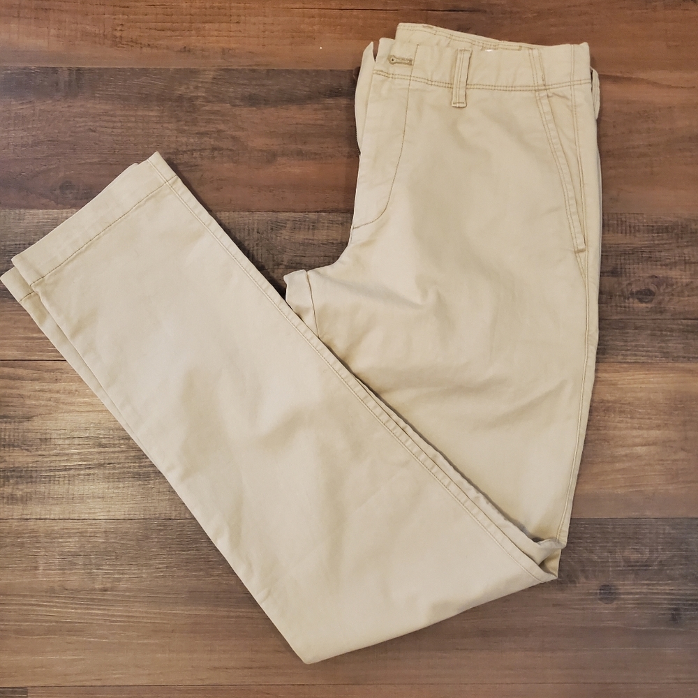 Khakis in Slim Fit with GapFlex 32x34